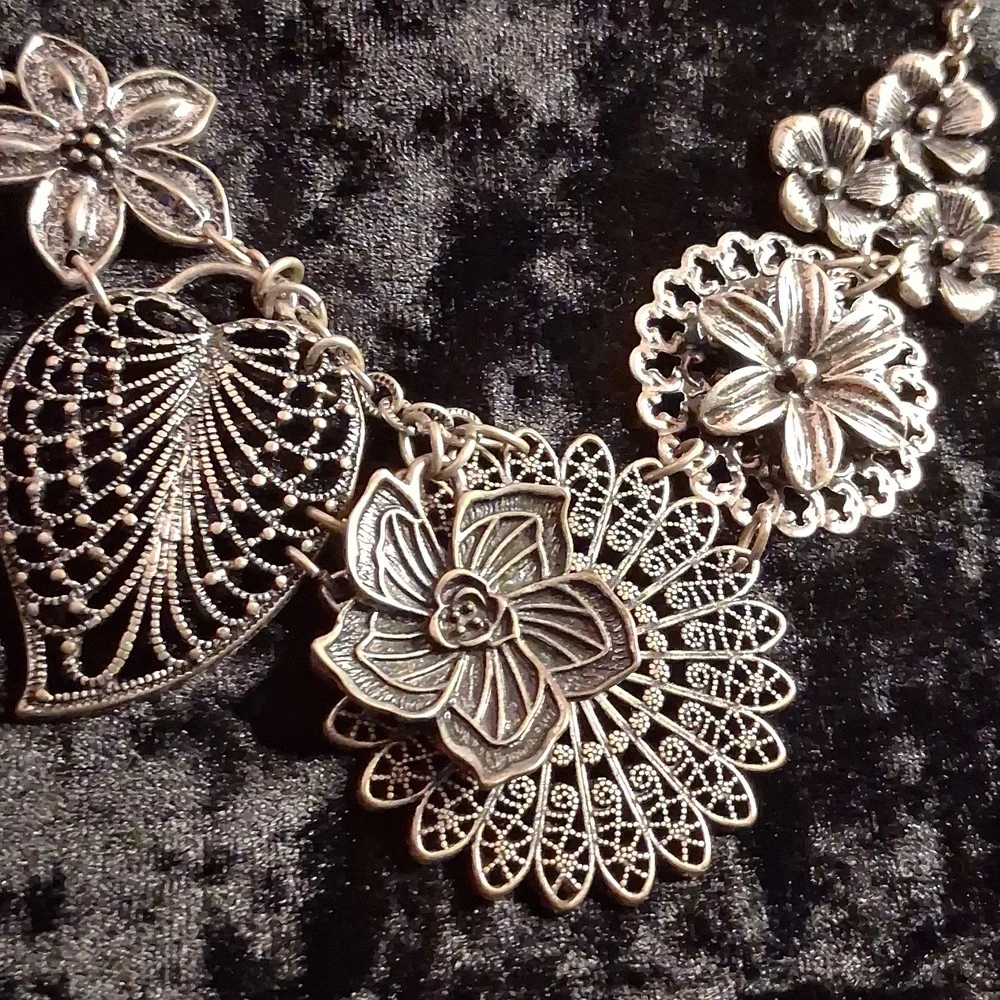 Premier Designs Silver Floral Charm Necklace - Picture 4 of 8